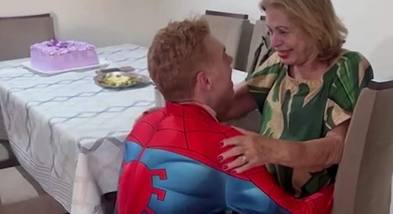 cabeleireiro vestido de homem aranha