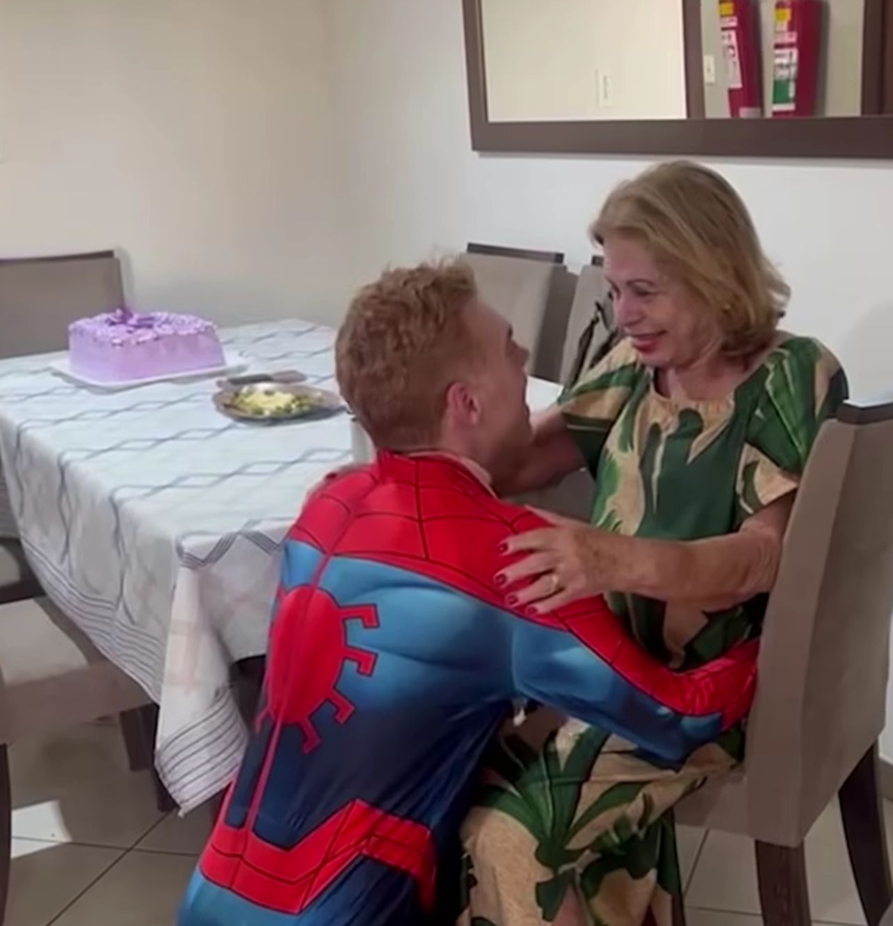 cabeleireiro vestido de homem aranha