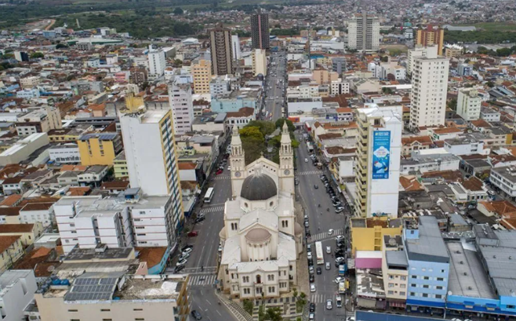 foto feita por drone da cidade de pouso alegre mg