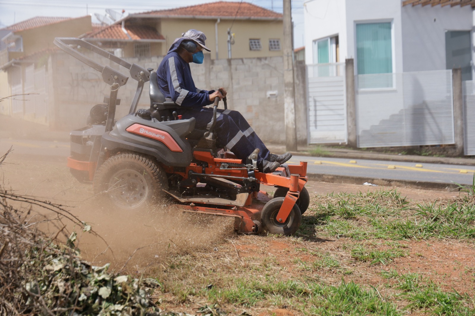 prefeitura de pouso alegre organiza limpeza urbana na cidade